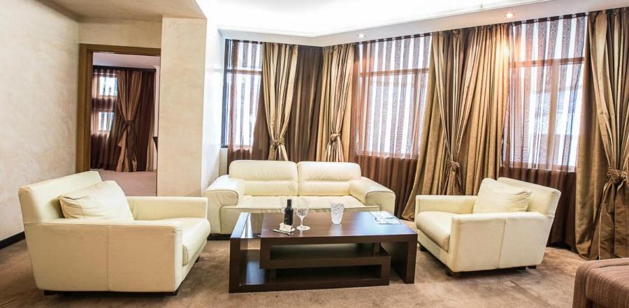 Spa Hotel Persenk Devin Quarto foto A living room with curtains
